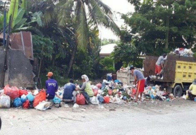 Penumpukan sampah di Jalan Rajawali. Foto: Cakaplah