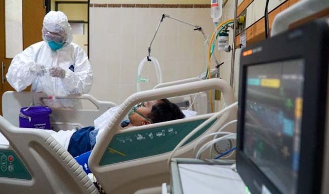 Petugas medis di China tangani pasien Corona.