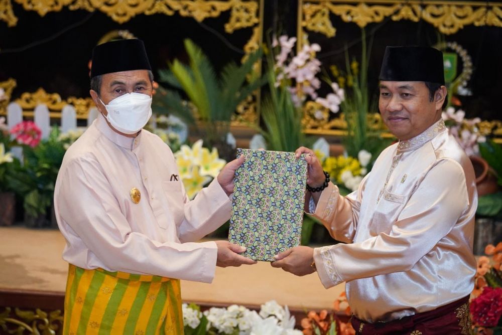 Gubernur Riau Syamsuar menyerahkan naskah Ranperda tentang Pengelolaan Hutan Wilayah KPH kepada Ketua DPRD Riau Yulisman.(foto: mcr)