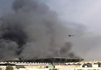 Helikopter padamkan lokasi kebakaran.