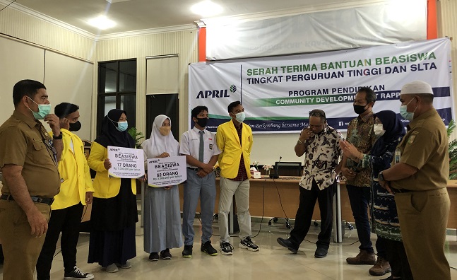 Sebanyak 62 mahasiswa perguruan tinggi dan 17 pelajar SMA di Kabupaten Kuantan Singingi (Kuansing) berhasil mendapatkan beasiswa pendidikan dari program Community Development (CD) PT Riau Andalan Pulp and Paper (RAPP). 