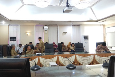  Audiensi perwakilan guru sertifikasi di ruang rapat lantai 3 kantor walikota Jalan Sudirman belum dimulai.