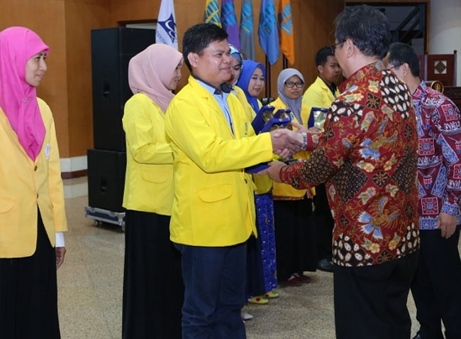  Guru SD Global Andalan Estate Cerenti, Bezalo Lase (35) berhasil meraih juara 1 pada ajang Lomba Inovasi Pembelajaran dan Kreativitas Mahasiswa Tingkat Nasional 2019 baru-baru ini, di Jakarta.