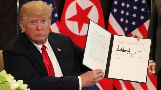 Melihat Citra Karakter Trump dan Kim Jong Un Lewat Tanda Tangan Tanda tangan mereka yang ditunjukkan oleh Trump. Foto: REUTERS/Jonathan Ernst