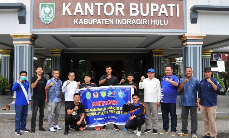 Para atlet atletik Inhu dilepas untuk mengikuti Kejurprov Atletik Riau 2022 di Pekanbaru