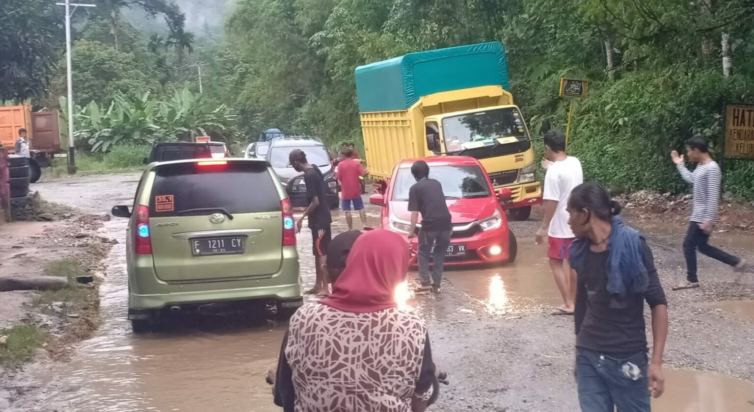 Salah satu titik jalan rusak dan berlobang di jalab lintas Riau- Sumbar