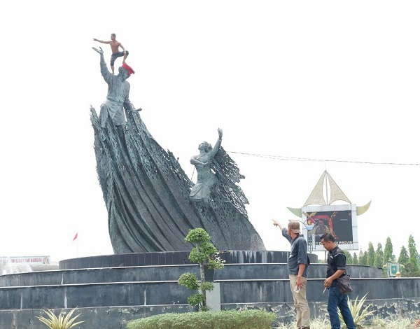 ilustrasi Tugu Zapin