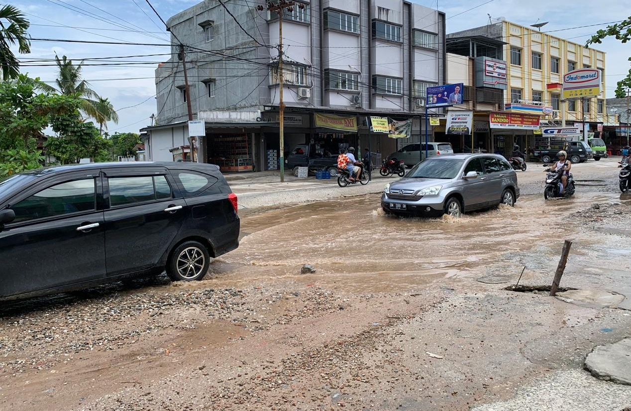Kondisi Jalan Dharma Bakti di Kecamatan Payung Sekaki sudah rusak parah 