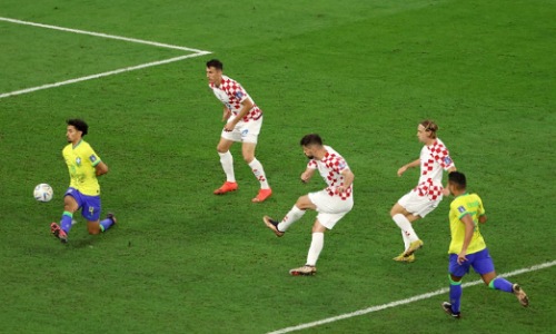Aksi Marquinhos yang gagal memblok bola di depan gawang Brasil saat menghadapi Kroasia.(foto: detik.com)