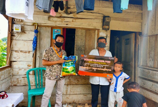 Pelanggan Telkomsel melakukan donasi 3.000 karung beras melalui penukaran Telkomsel POIN yang diserahkan kepada masyarakat yang berada di Wilayah Sumatera.