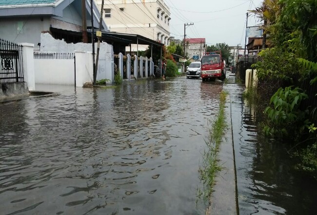 Kondisi Jalan Mangga siang ini yang tergenang banjir.