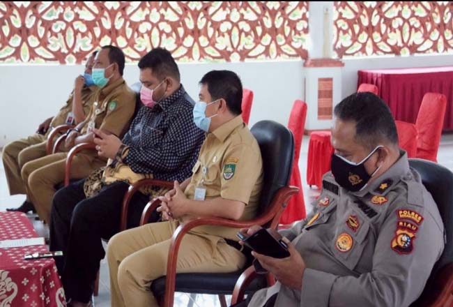 Sekda Rohul H Abdul Haris, dan pejabat Forkompinda ikuti Rakor secara virtual dengan Forkompinda Riau dan Bupati/Walikota se Riau, dipimpin Wakil Gubernur Riau.
