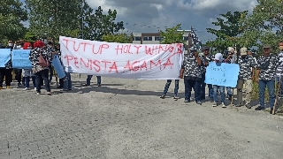 Massa Bapera menggelar aksi menuntut Holywings Pekanbaru ditutup