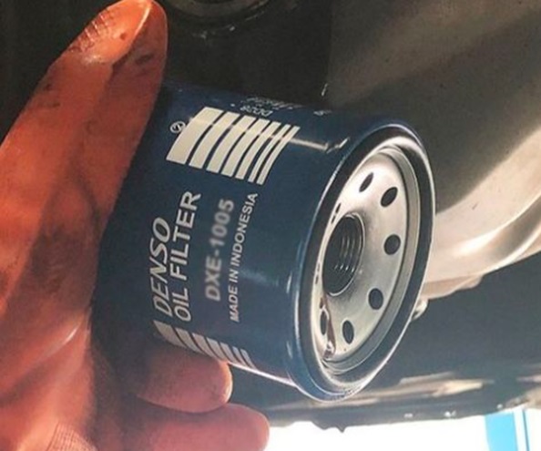 Pergantian filter oli sesuai jadwal bisa dilakukan bersamaan ganti oli setiap 10 ribu kilometer. (Mobeng Indonesia)