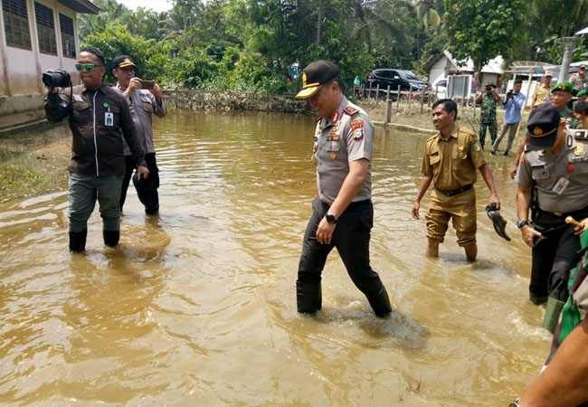 Kapolda Riau Irjen.Pol. Agung Setya Imam Effendi, SH.S.I.K, MSi berbasah - basah guna memastikan kondisi warga korban banjir..