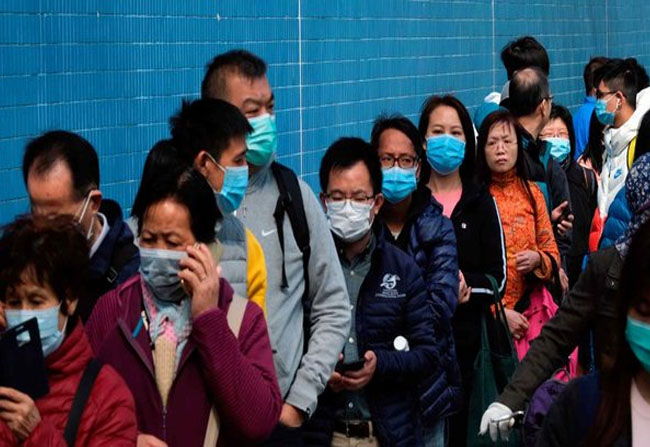 Tampak warga mengantre masker wajah di tengah wabah virus corona. FOTO: REUTERS/Tyrone Siu
