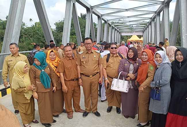 Bupati Suyatno foto bersama di jembatan yang baru diresmikan.