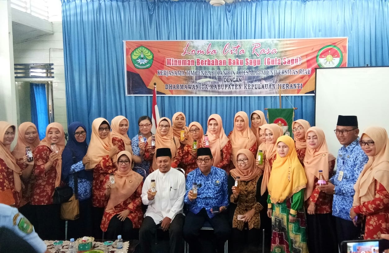 Foto bersama pada Lomba Cita Rasa Minuman Berbahan Baku Sagu kerjasama Tim Pengabdian Bina Desa LPPM Universitas Riau.