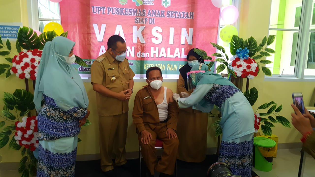 Bupati Kepulauan Meranti, Drs H Irwan Nasir terlihat mendampingi Kepala Dinas Kesehatan, dr Misri Hasanto yang disuntik vaksin