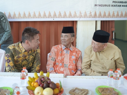 Bupati Afrizal Sintong bertemu eks Gubernur Riau Annas Maamun dan Saleh Djasit (foto/int)