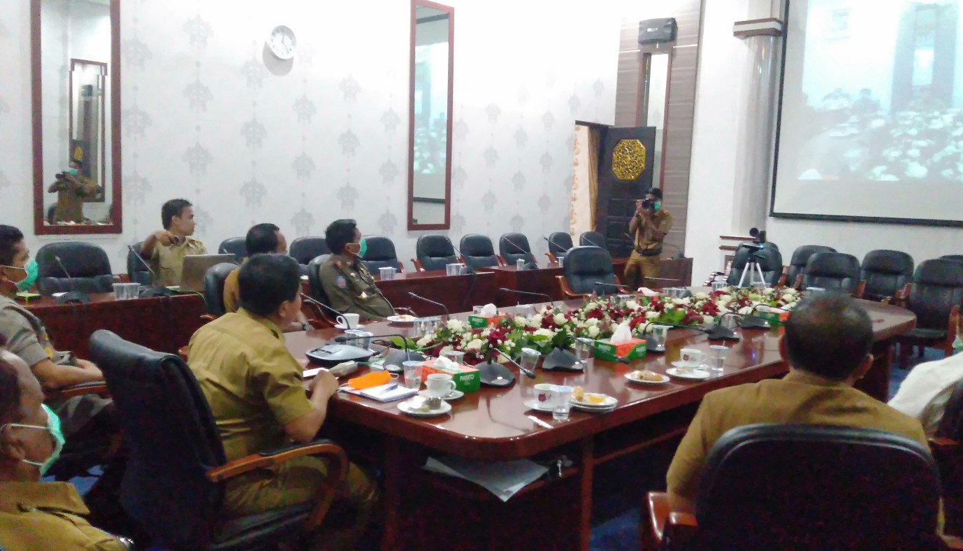 Telekonferensi​ dengan Gubernur Riau terkait kesiapan kabupaten/ kota mengantisipasi peyebaran Corona, di ruang rapat rumah dinas Bupati Rohul.