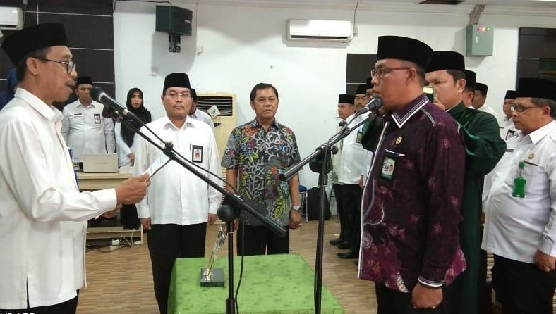 Proses pelantikan berlangsung di aula utama lantai II Kanwil Kemenag Riau.