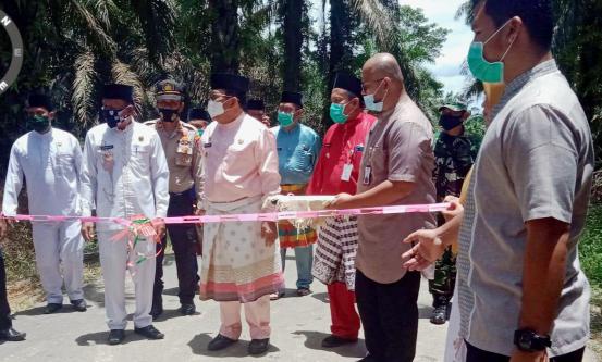 Bupati Sukiman, resmikan penggunaan jembatan gantung Sei Siasam, jalan aspal dan rumah bantuan Baznas saat kunjungan kerja di Desa Rokan Timur, Kecamatan Rokan IV Koto.