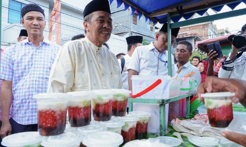 Gubernur Riau, Syamsuar saat berburu takjil di Pasar Ramadan Rohil.(foto: mcr)