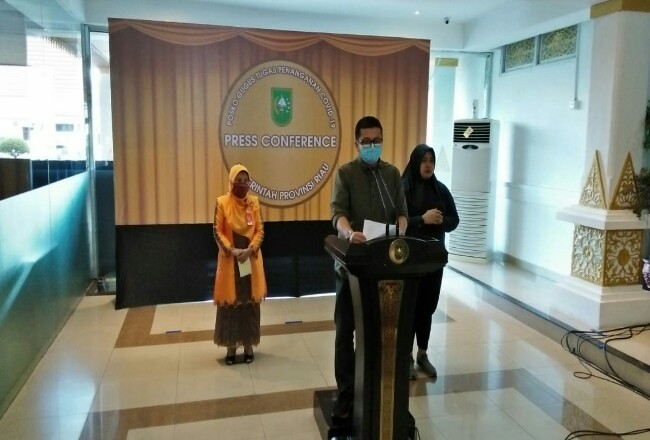 Jubir Covid-19 Riau dr Indra Yovi saat konferensi pers.