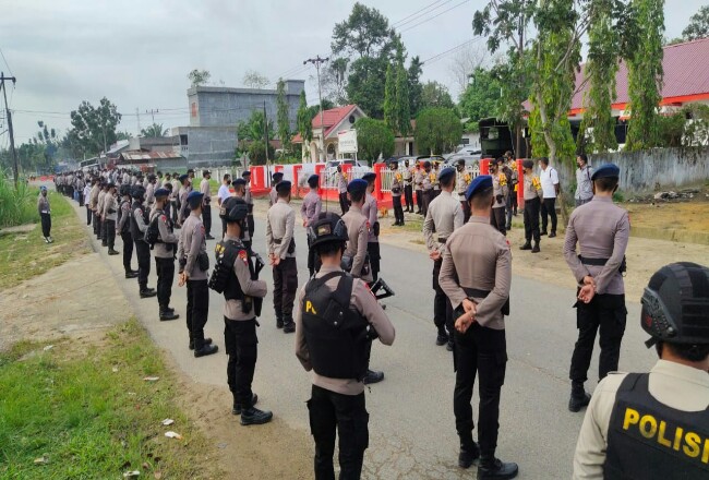 Tampak personel Polres Inhu berjaga mengamankan rapat pleno Pilkada Inhu.