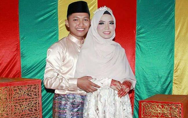 Pasangan Syahril dan Vera Utami usai akad nikah di Kantor KUA Tebingtinggi pada Kamis (26/3/2020)