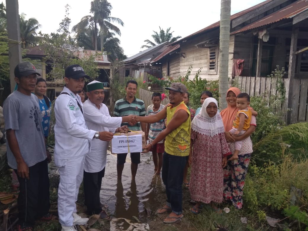 Ketua FPI Inhu Ali Fahmi Azis saat menyerahkan bantuan paket sembako kepada masyarakat korban banjir.