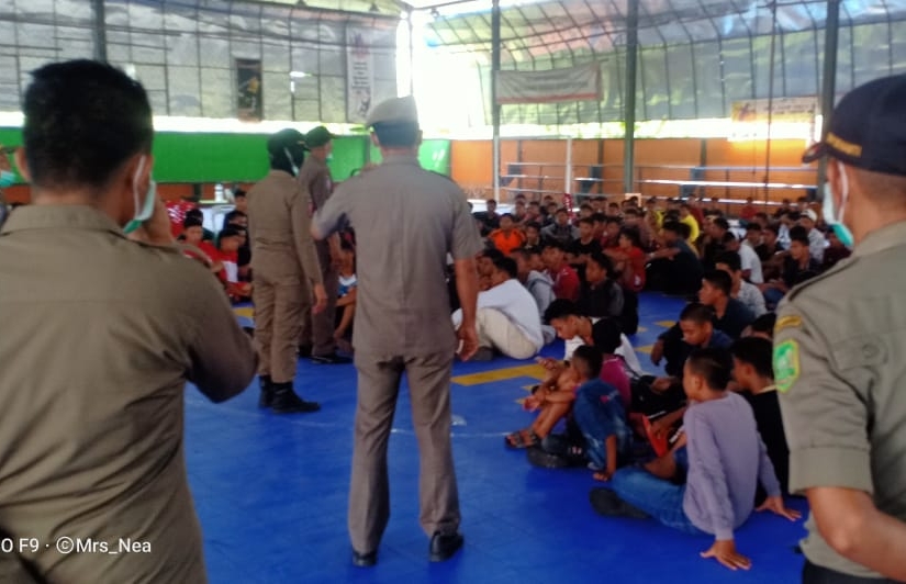 Satpol-PP Kepulauan Meranti membubarkan pertandingan Futsal yang dilaksanakan siswa.