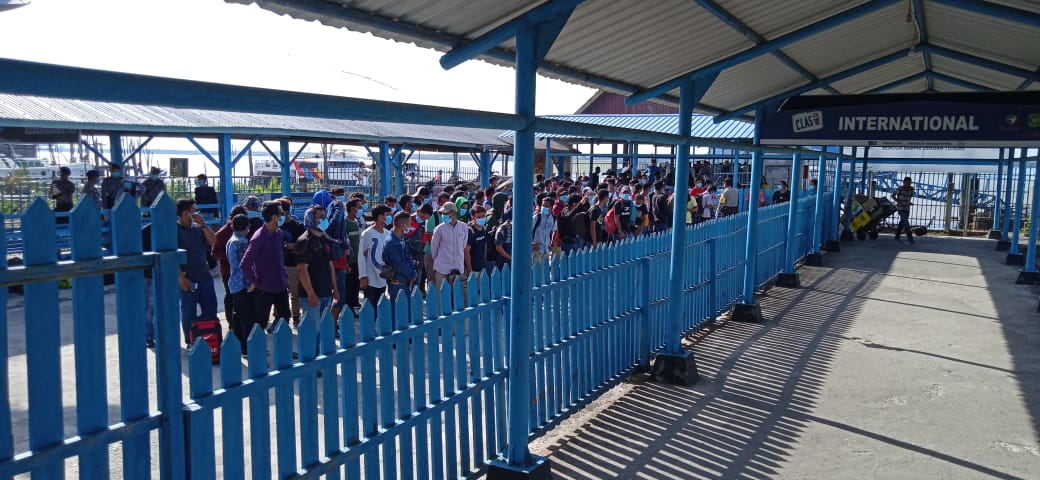 Para TKI yang pulang ke Indonesia melalui Pelabuhan Tanjung Harapan Selatpanjang.