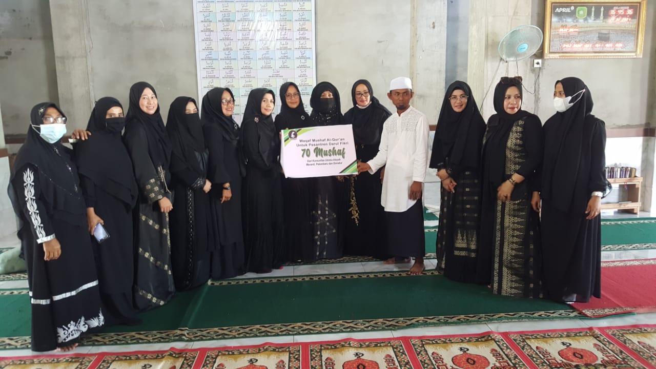 Komunitas Ummu Aisyah Kabupaten Kepulauan Meranti dan Kota Pekanbaru menyerahkan mushaf Alquran di Ponpes Darul Fikri