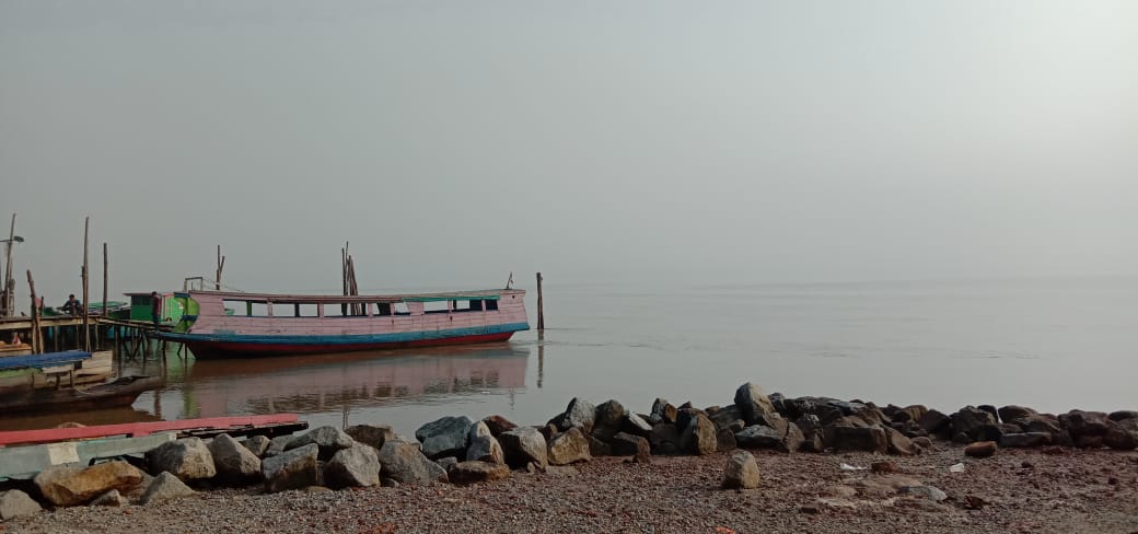 Kabut asap tebal yang menyelimuti membuat Pulau Rangsang yang dilihat dari Pantai Dorak tidak kelihatan