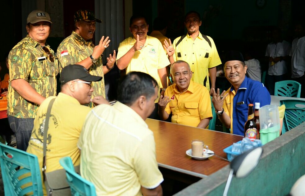 Sejumlah anggota DPRD  tampak hadir menemani Calon Gubernur Riau Arsyadjuliandi Rachman sarapan bersama calon Wakil Bupati Indragiri Hilir Syamsudin Uti di Pasar Parit 11