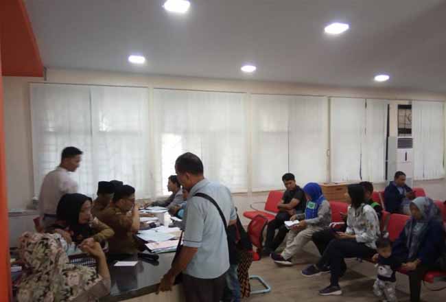 Sejumlah warga Pekanbaru tampak antri melakukan pengurusan administrasi kependudukan, dimana Pemko setempat memindahkan kantor layanan ke MPP ruang yang nyaman dan satu pintu dengan pengurusan ijin lainnya, Senin (10/2/2020). Foto: Antara