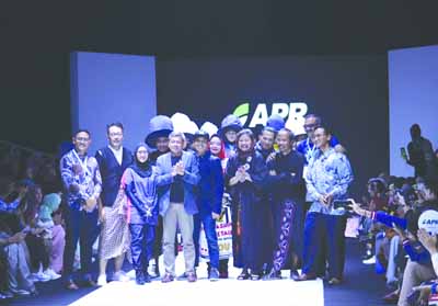 Desainer foto bersama dengan manajemen Asian Pasific Rayon (APR).