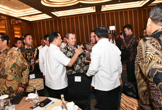 Gubernur Riau Syamsuar saat menghadiri Rakornas.