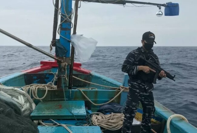 TNI AL tangkap kapal Vietnam lakukan ilegal fishing di laut Natuna Utara. Foto: Antara
