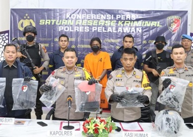 Polisi mengamankan salah seorang pria di Pelalawan yang menikam teman kerja hingga tewas gegara utang Rp 1,2 Juta. Dok Polsek Langgam.