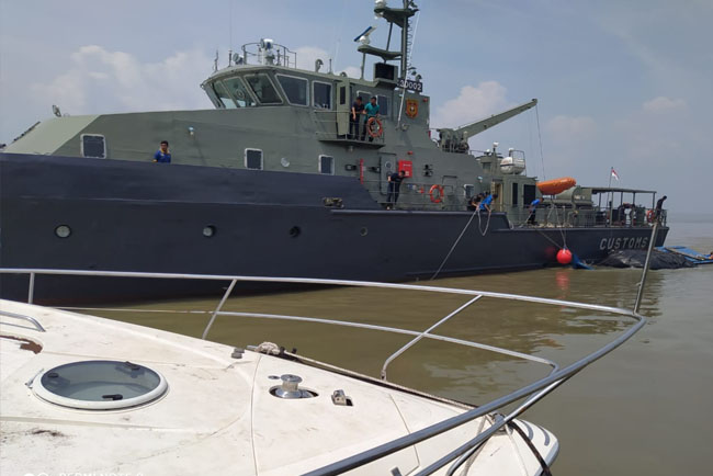 Kapal pompong yang ditangkap diamankan di Pelabuhan Camat Bengkalis.