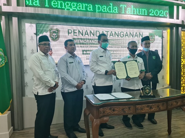 Penandatanganan MoU dan MoA antara Universitas Islam Riau dengan Pemerintah Kabupaten Rokan Hilir di Lantai II Gedung Rektorat UIR Pekanbaru Rabu (29/07/ 2020).
