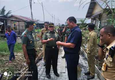 Bupati Suyatno mendampingi dua jendral TNI saat meninjau pembangunan Program TMMD di Rohil.