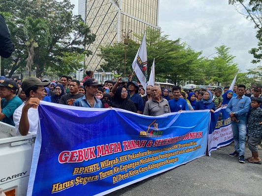 Forum Gelamata menggelar aksi unjuk rasa di depan Kantor Gubernur Riau (foto/MG1)