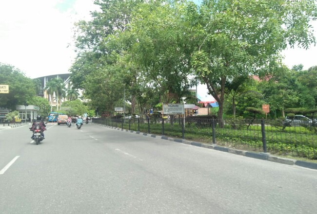 Jalanan di pusat Kota Pekanbaru tampak sepi.