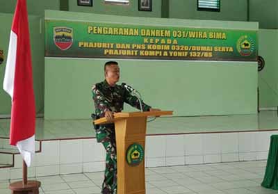 Danrem 031 Wira Bima Brigjen TNI Sonny Aprianto beri pengarahan.