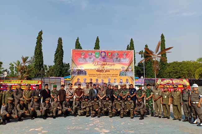  Walikota Dumai Drs H Zulkifli AS MSi didampingi Kepala Satpol PP Dumai RH Bambang Wardoyo SH foto bersama usai upacara sempena HUT Satpol PP, Damkar dan Satlinmas 2019.
