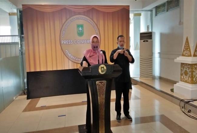 Kadiskes Riau Mimi Yuliani Nazir ssat konferensi pers.